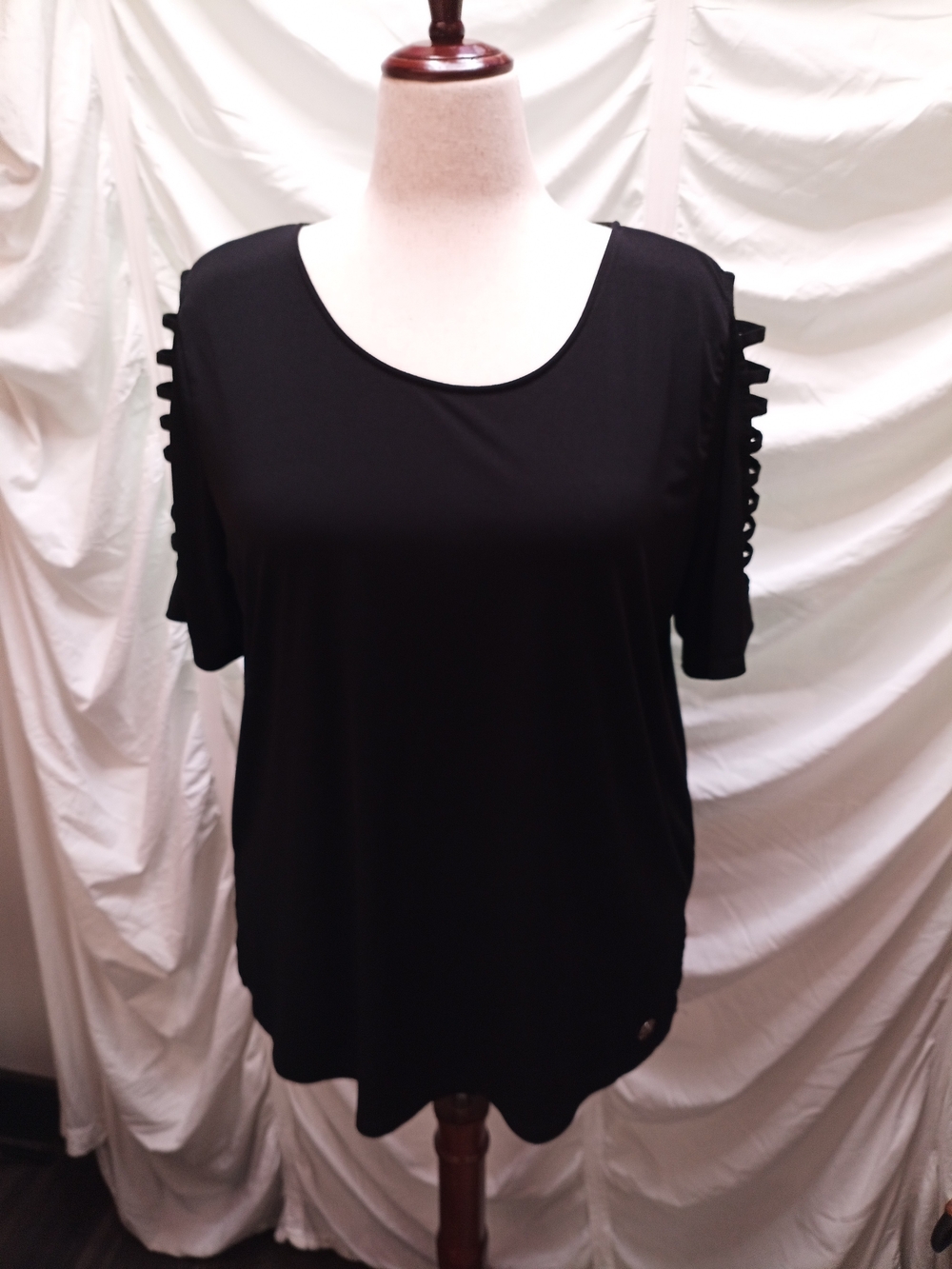 MICHAEL Michael Kors Black Cold-Shoulder Ladder Sleeve Top